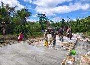 Turun Langsung ke Lapangan, Dansatgas TMMD Ke-129 Kodim 1807/Sorsel Kobarkan Semangat Gotong Royong Warga