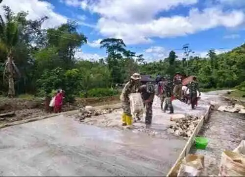 Turun Langsung ke Lapangan, Dansatgas TMMD Ke-129 Kodim 1807/Sorsel Kobarkan Semangat Gotong Royong Warga
