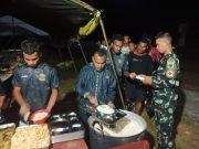 Jaga Stamina Demi Pengabdian, Satgas TMMD Ke-129 Kodim 1807/Sorong Selatan Bagikan Vitamin dan Santap Malam Bersama Warga
