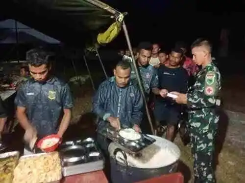 Jaga Stamina Demi Pengabdian, Satgas TMMD Ke-129 Kodim 1807/Sorong Selatan Bagikan Vitamin dan Santap Malam Bersama Warga