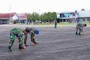 Pastikan Apron Bebas FOD, Personel Lanud Sjamsudin Noor Sisir Benda Asing Jaga Keselamatan Penerbangan Tetap Aman