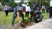 Hijaukan Kampung, Sejahterakan Warga! Satgas TMMD Ke-129 Tanam 500 Pohon Produktif untuk Masa Depan Masyarakat Sesor