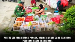 Pantau Lonjakan Harga Pangan, Babinsa Muara Jawa Sambangi Pedagang Pasar Tradisional
