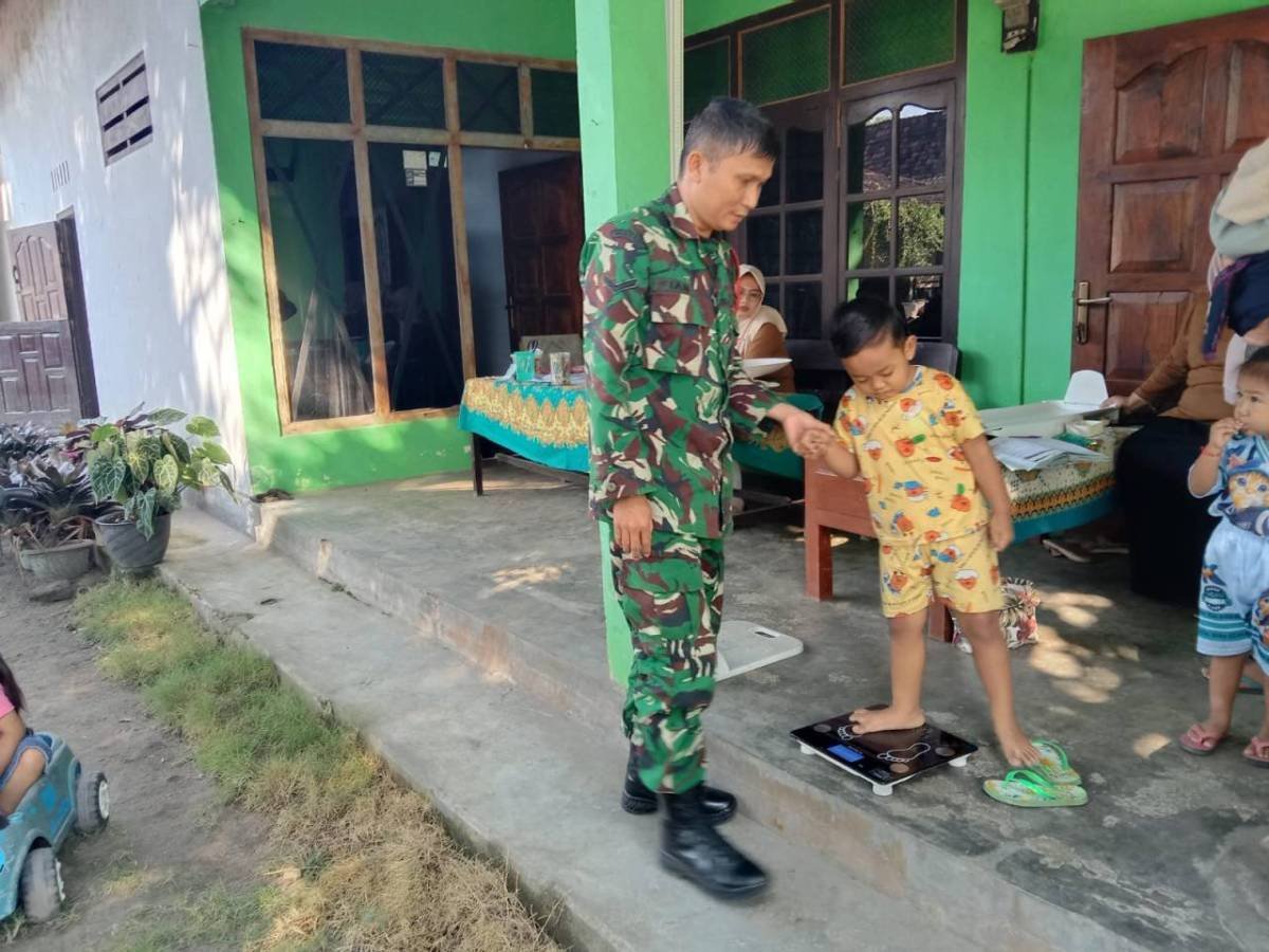 Tingkatkan Kesehatan Anak Dan Cegah Stunting, Serda Fiyan Setyadi Dampingi Posyandu ILP Di Desa Kebon Agung Tingkatkan Kesehatan Anak Dan Cegah Stunting, Serda Fiyan Setyadi Dampingi Posyandu ILP Di Desa Kebon Agung