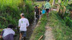 Dukung Ketahanan Pangan, Serda Nurhatib Dampingi Poktan Margo Rukun III Bersihkan Irigasi Sawah