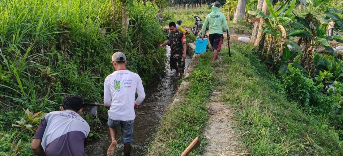 Dukung Ketahanan Pangan, Serda Nurhatib Dampingi Poktan Margo Rukun III Bersihkan Irigasi Sawah