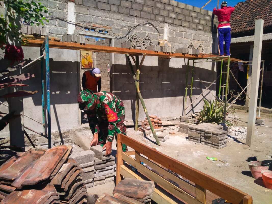 Wujud Kepedulian TNI, Babinsa Koramil Udanawu Renovasi Rumah Tak Layak Huni Milik Warga Sumbersari