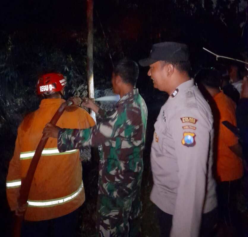 Respon Cepat Babinsa Dan Tim Gabungan Berhasil Padamkan Kebakaran Lahan Respon Cepat Babinsa Dan Tim Gabungan Berhasil Padamkan Kebakaran Lahan
