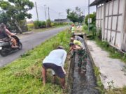 Perlancar Pasokan Air Sawah, Kopka Slamet Prasetiyo Bersama Poktan Rukun Makmur 1 Bersihkan Parit Irigasi