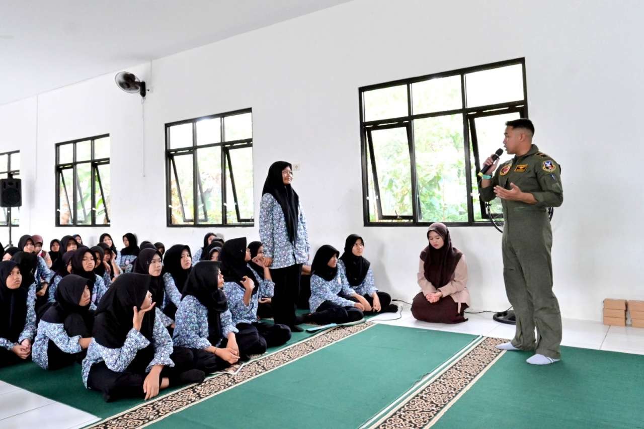 Dari Rasa Ingin Tahu Hingga Cita-Cita, Lanud Sjamsudin Noor Dekatkan Dunia TNI AU Dengan Siswa SRMP 20 Budi Luhur Dari Rasa Ingin Tahu Hingga Cita-Cita, Lanud Sjamsudin Noor Dekatkan Dunia TNI AU Dengan Siswa SRMP 20 Budi Luhur
