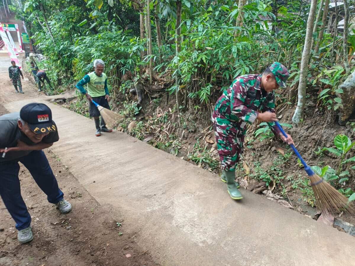 Ciptakan Lingkungan Bersih dan Sehat, Serda Suhartono Bersama Warga Banggle Gelar Kerja Bakti Ciptakan Lingkungan Bersih dan Sehat, Serda Suhartono Bersama Warga Banggle Gelar Kerja Bakti