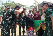 Senyum Tiga Generasi Sambut Jenderal: Potret Hangat Kunjungan Wasev TMMD 129 Bojonegoro di Kesongo