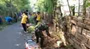 Babinsa Koramil Wonomerto Ajak Warga Kerja Bakti, Jalan Desa Bebas Semak dan Genangan