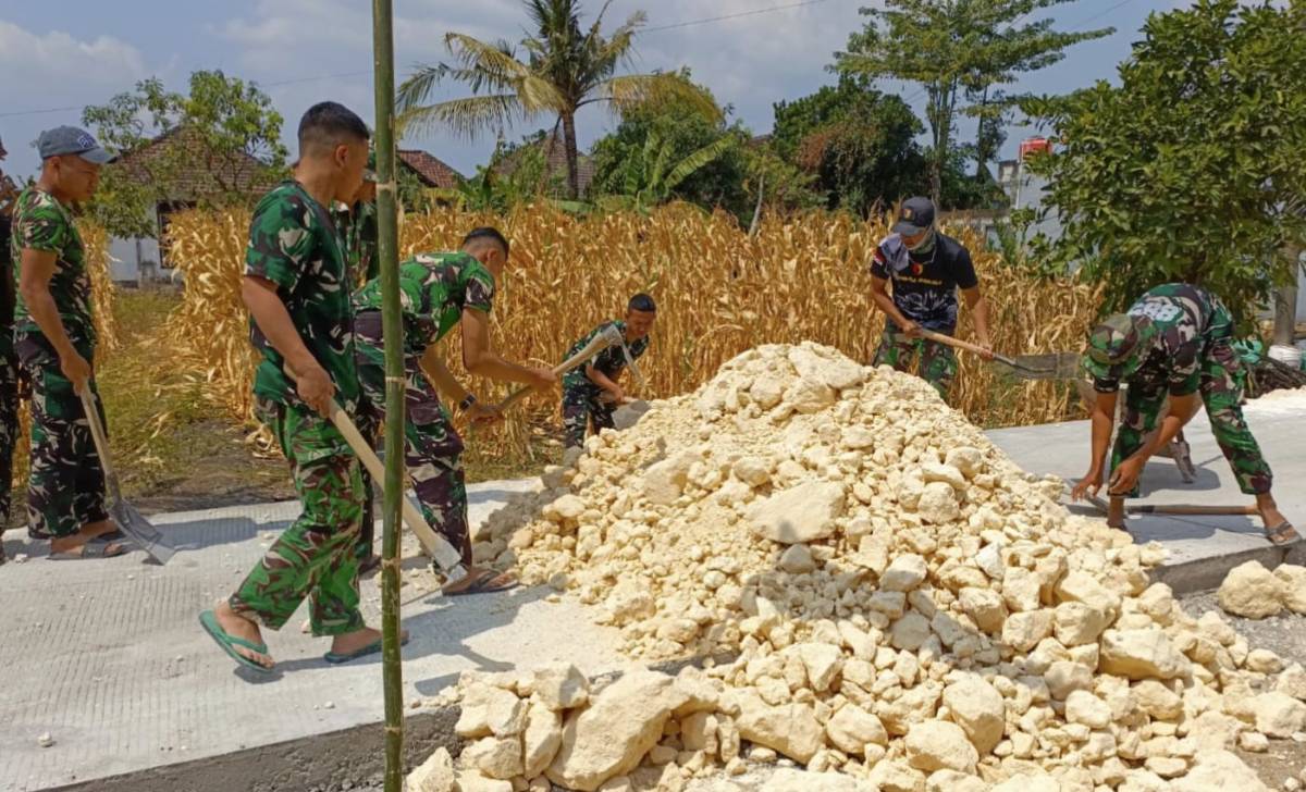 Menyulam Asa di Ujung Beton Kesongo: Ketika Peluh Satgas TMMD 129 Bojonegoro dan Warga Menyatu Tanpa Kenal Hari Libur Menyulam Asa di Ujung Beton Kesongo: Ketika Peluh Satgas TMMD 129 Bojonegoro dan Warga Menyatu Tanpa Kenal Hari Libur