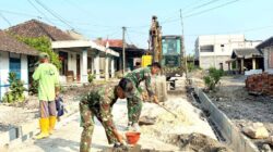 Menembus Terik Demi Pelosok Desa: Satgas TMMD 129 Bojonegoro dan Warga Kesongo Wujudkan Drainase Bebas Banjir
