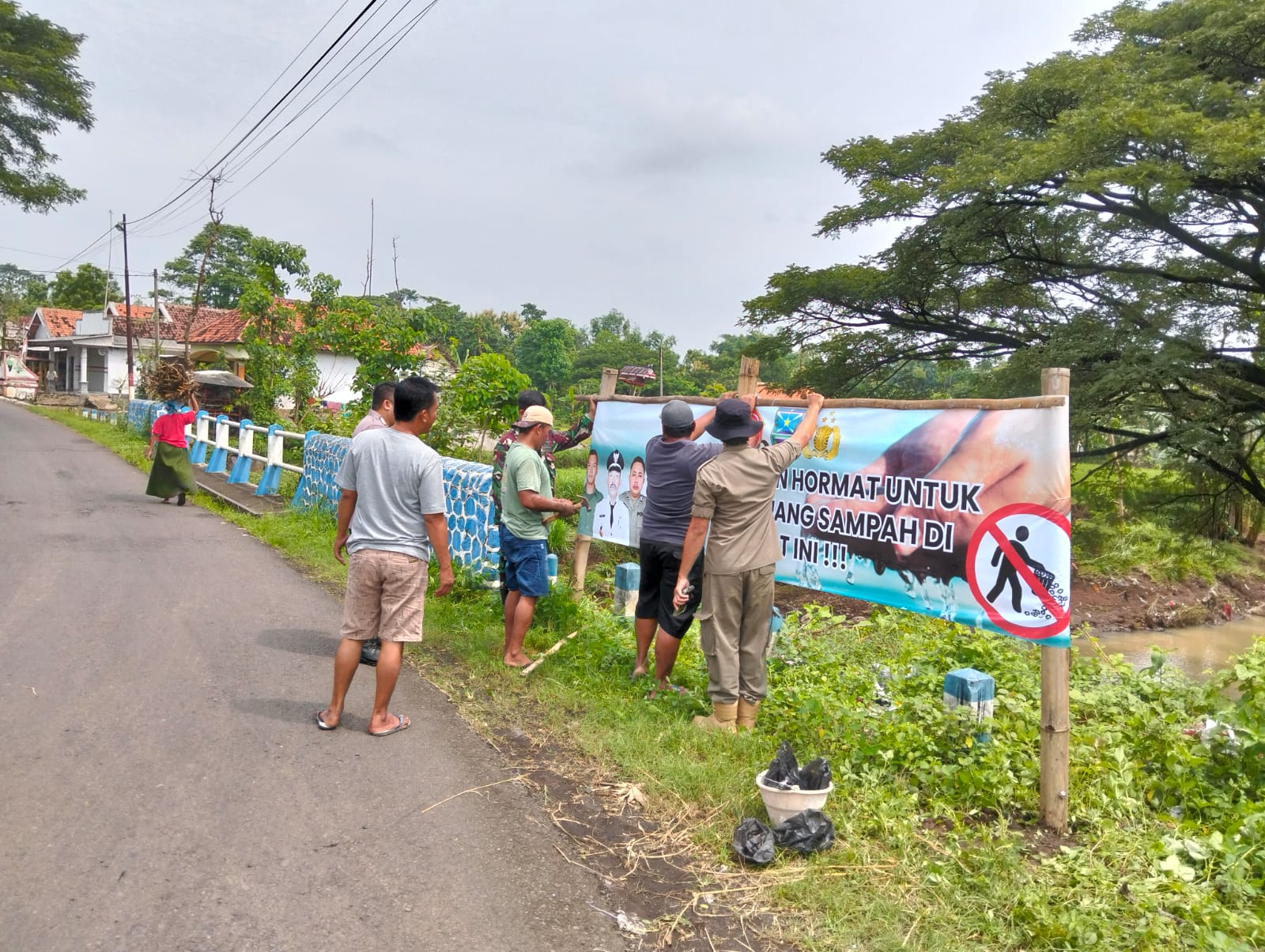 Buang Sampah Sembarangan Bisa Picu Bencana, Koramil Wonomerto Gencarkan Sosialisasi Buang Sampah Sembarangan Bisa Picu Bencana, Koramil Wonomerto Gencarkan Sosialisasi