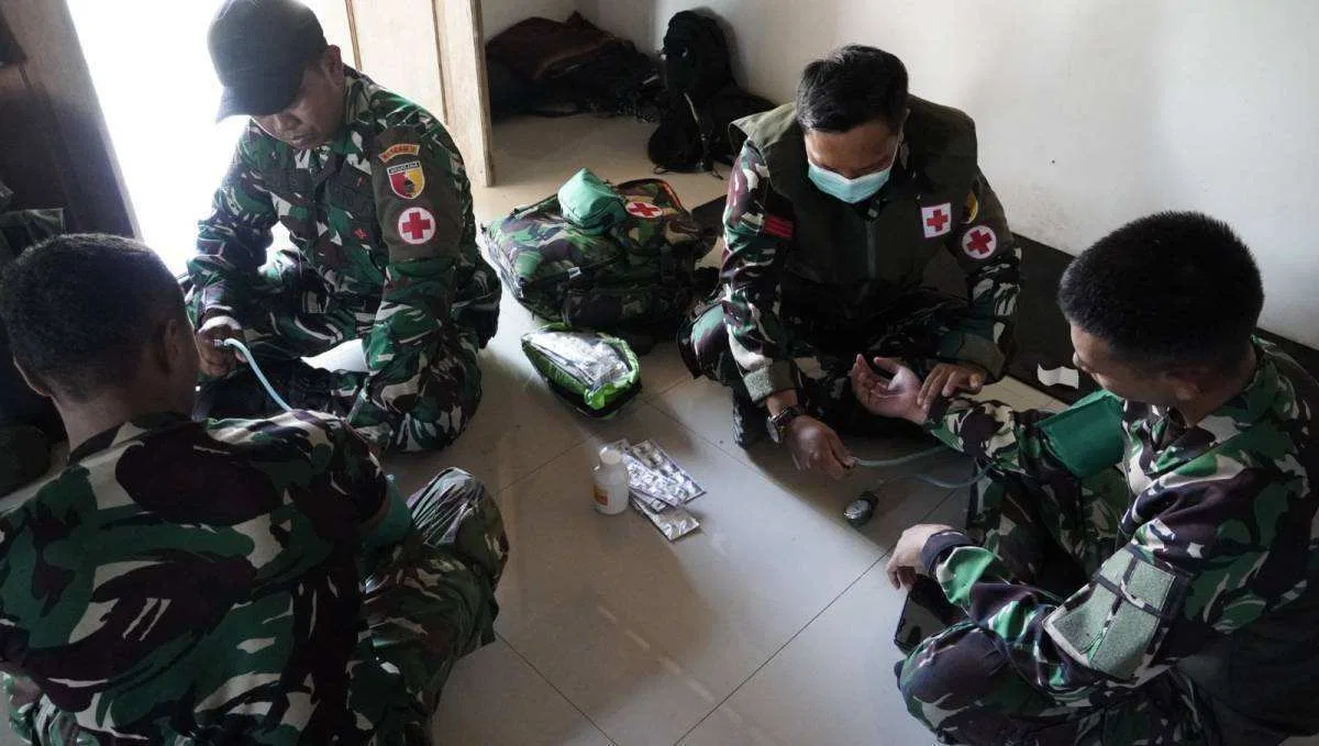 Menjaga “Napas” Pembangunan: Cerita Kemanusiaan dan Kesigapan Tim Kesehatan Satgas TMMD 129 Bojonegoro
