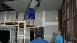 Semangat Gotong Royong Tak Padam, Satgas TMMD Pacu Rehab Musholla Hingga Malam Hari