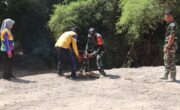 Sinergi Hijau di TMMD 129 Bojonegoro: Babinsa Kesongo dan DLH ‘Keroyokan’ Buat Lubang Tanam Pohon untuk Jaga Tanggul Sungai
