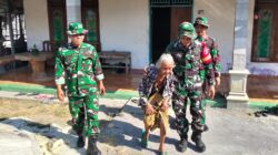 Sentuhan Kasih di Kesongo: Saat Satgas TMMD 129 Bojonegoro Merangkul Mbah Kasidah Menatap Rumah Baru Anak Tercinta