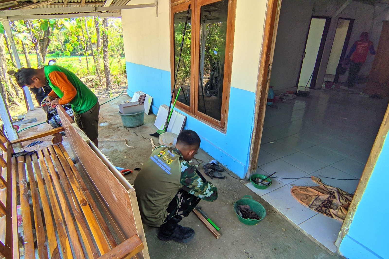 Sinergi Tanpa Sekat: Kala Satgas TMMD 129 Bojonegoro dan Warga Kesongo Bahu-Membahu Merajut Asa Ibu Jasmiati Sinergi Tanpa Sekat: Kala Satgas TMMD 129 Bojonegoro dan Warga Kesongo Bahu-Membahu Merajut Asa Ibu Jasmiati