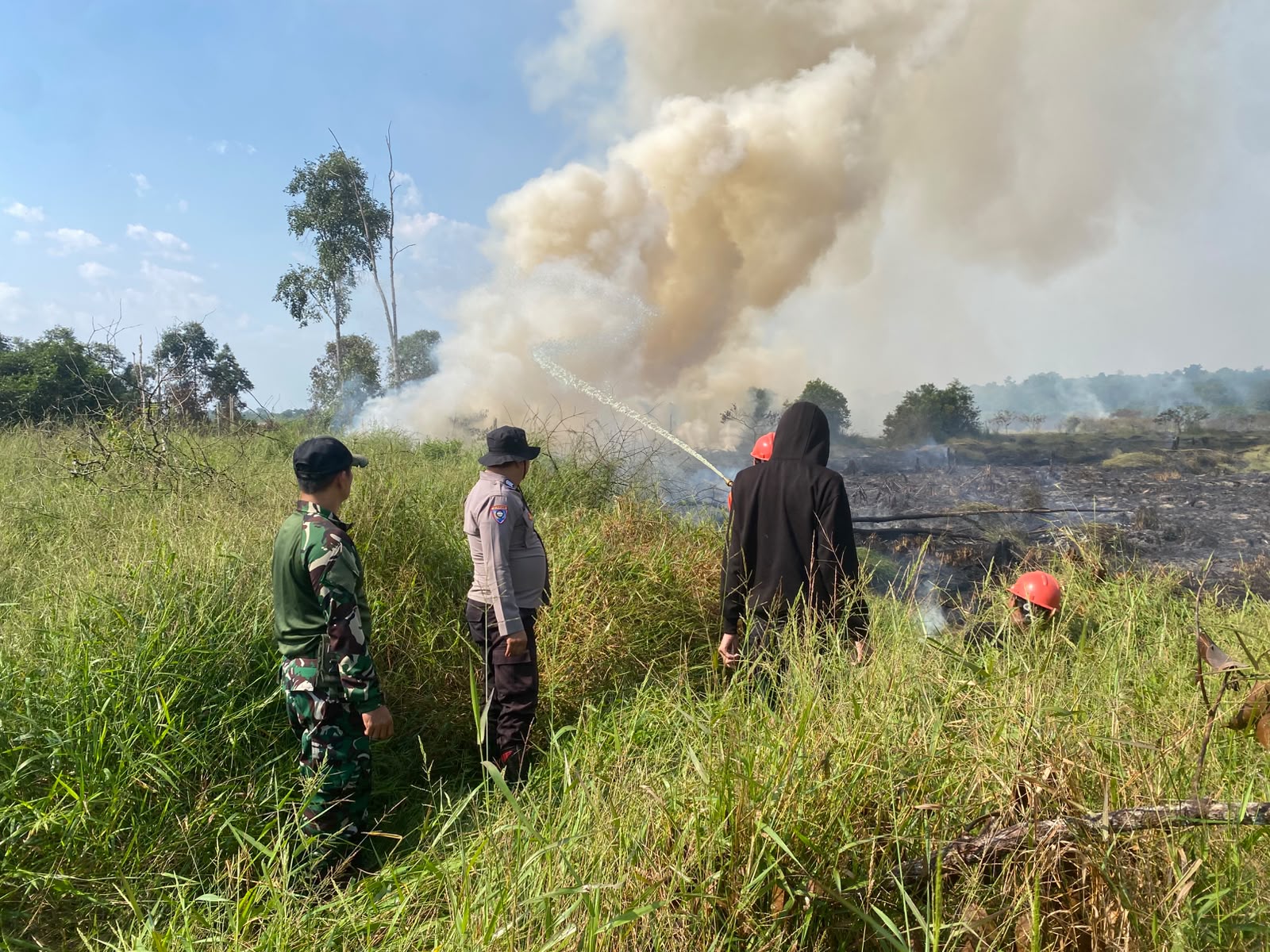 Babinsa Bersama Tim Gabungan Berjibaku Padamkan Karhutla di Desa Binturu