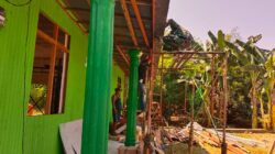 Pengecatan Berlanjut, Satgas TMMD Kodim 1002/HST Percantik Mushola Desa Awang