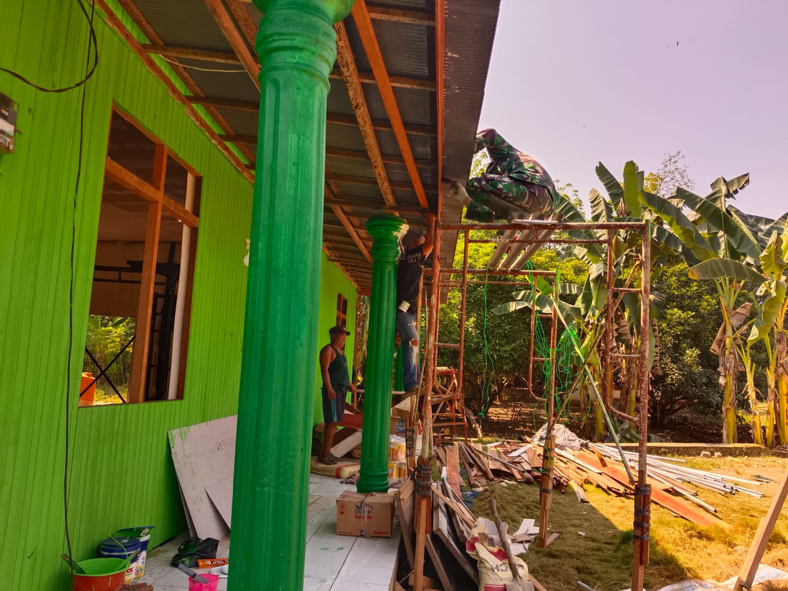 Pengecatan Berlanjut, Satgas TMMD Kodim 1002/HST Percantik Mushola Desa Awang