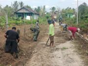 Babinsa Koramil 0908-02/Muara Badak Bersama Warga Gotong Royong Bersihkan Jalan dan Parit