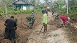 Babinsa Koramil 0908-02/Muara Badak Bersama Warga Gotong Royong Bersihkan Jalan dan Parit