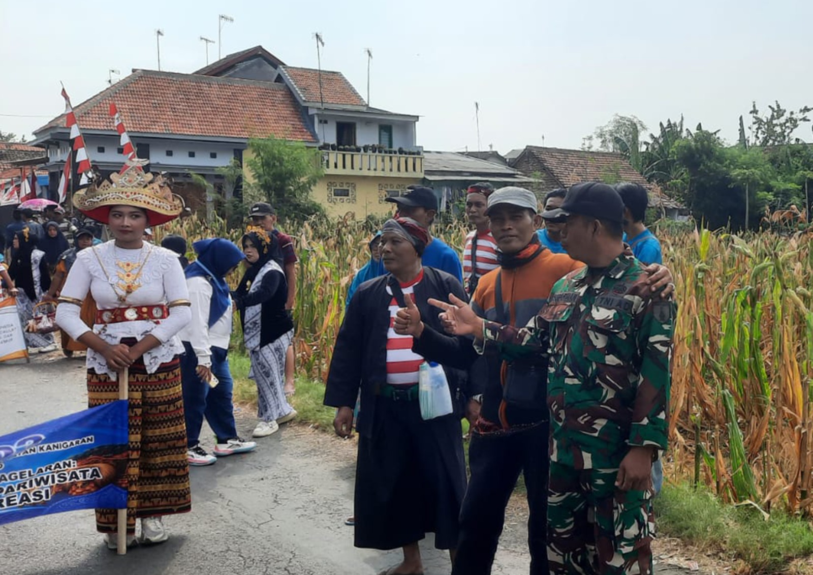 Jaga Keamanan dan Kondusivitas, Koramil Kanigaran Kawal KETAN BERKREASI di Kebonsari Wetan