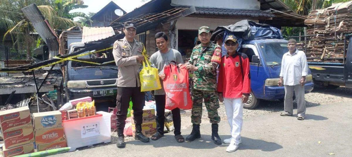 Peduli Warga Terdampak Musibah, Babinsa Dampingi Penyaluran Bantuan Pascakebakaran Peduli Warga Terdampak Musibah, Babinsa Dampingi Penyaluran Bantuan Pascakebakaran