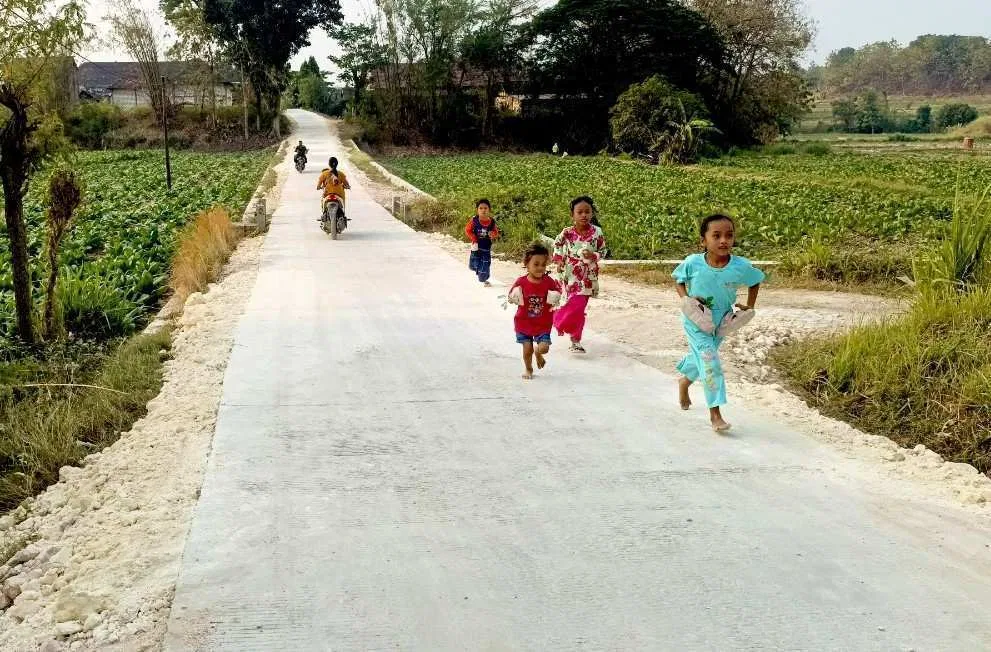 Senyum Ceria Anggi dan Jalan Beton TMMD 129 Bojonegoro yang Mengubah Suasana Sore di Dusun Mundu