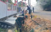Jaga Lingkungan Tetap Bersih, Babinsa dan Warga Banua Jingah Bergotong Royong