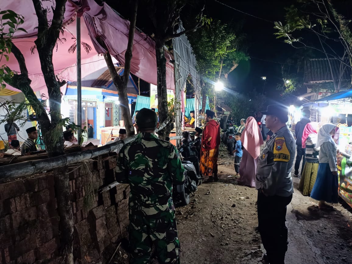 Koramil Leces Pantau Kamtibas Lewat Komsos Dan Patroli Wilayah Binaan Koramil Leces Pantau Kamtibas Lewat Komsos Dan Patroli Wilayah Binaan