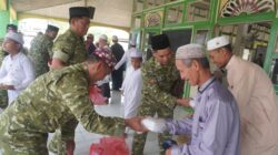 Dandim 1002/HST Shalat Jumat Bersama Warga dan Gelar Jumat Berkah