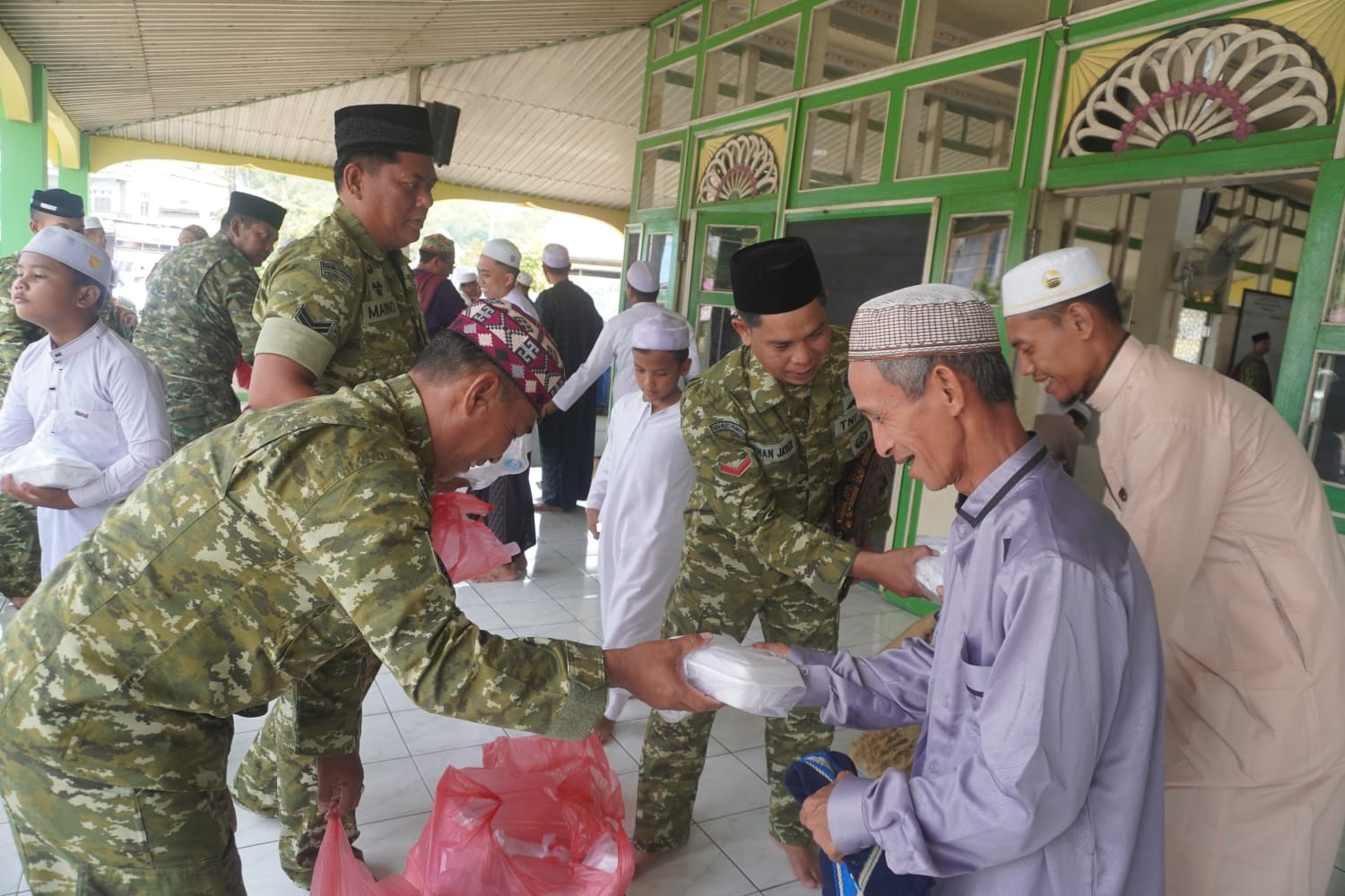 Dandim 1002/HST Shalat Jumat Bersama Warga dan Gelar Jumat Berkah Dandim 1002/HST Shalat Jumat Bersama Warga dan Gelar Jumat Berkah