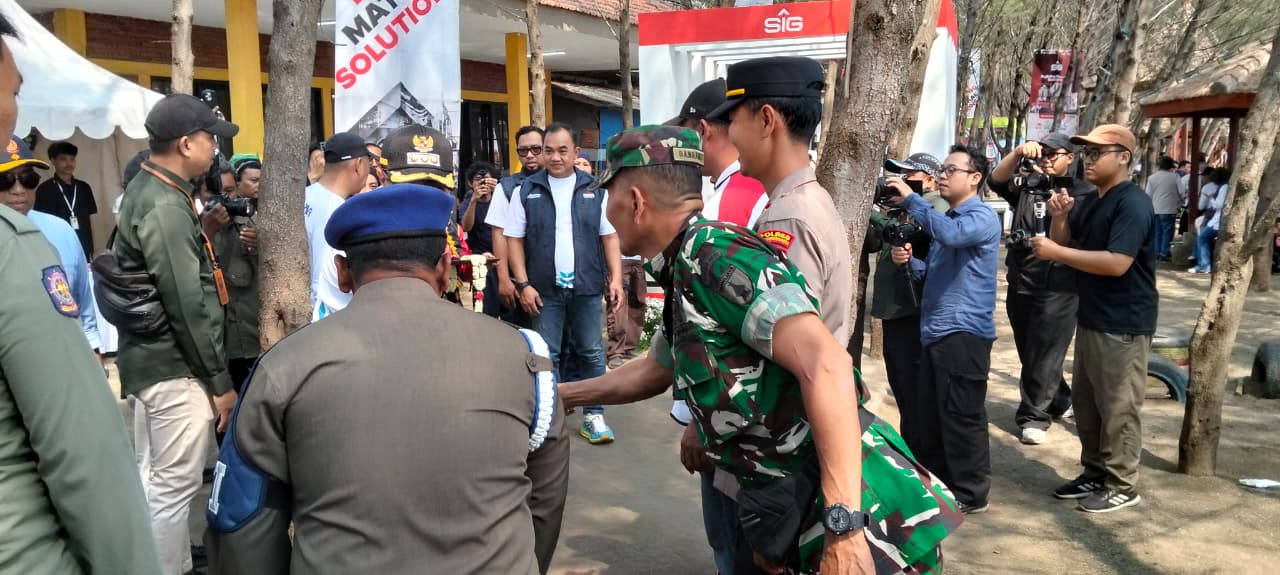 Perkuat Ekonomi dan Jaga Kelestarian Pesisir Pantai Bahak, Koramil Tongas Kawal Dan Amankan Kegiatan Relawan Bakti BUMN Perkuat Ekonomi dan Jaga Kelestarian Pesisir Pantai Bahak, Koramil Tongas Kawal Dan Amankan Kegiatan Relawan Bakti BUMN