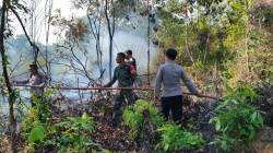 Api Cepat Menjalar, Babinsa dan Tim Gabungan Jinakkan Karhutla di Maburai