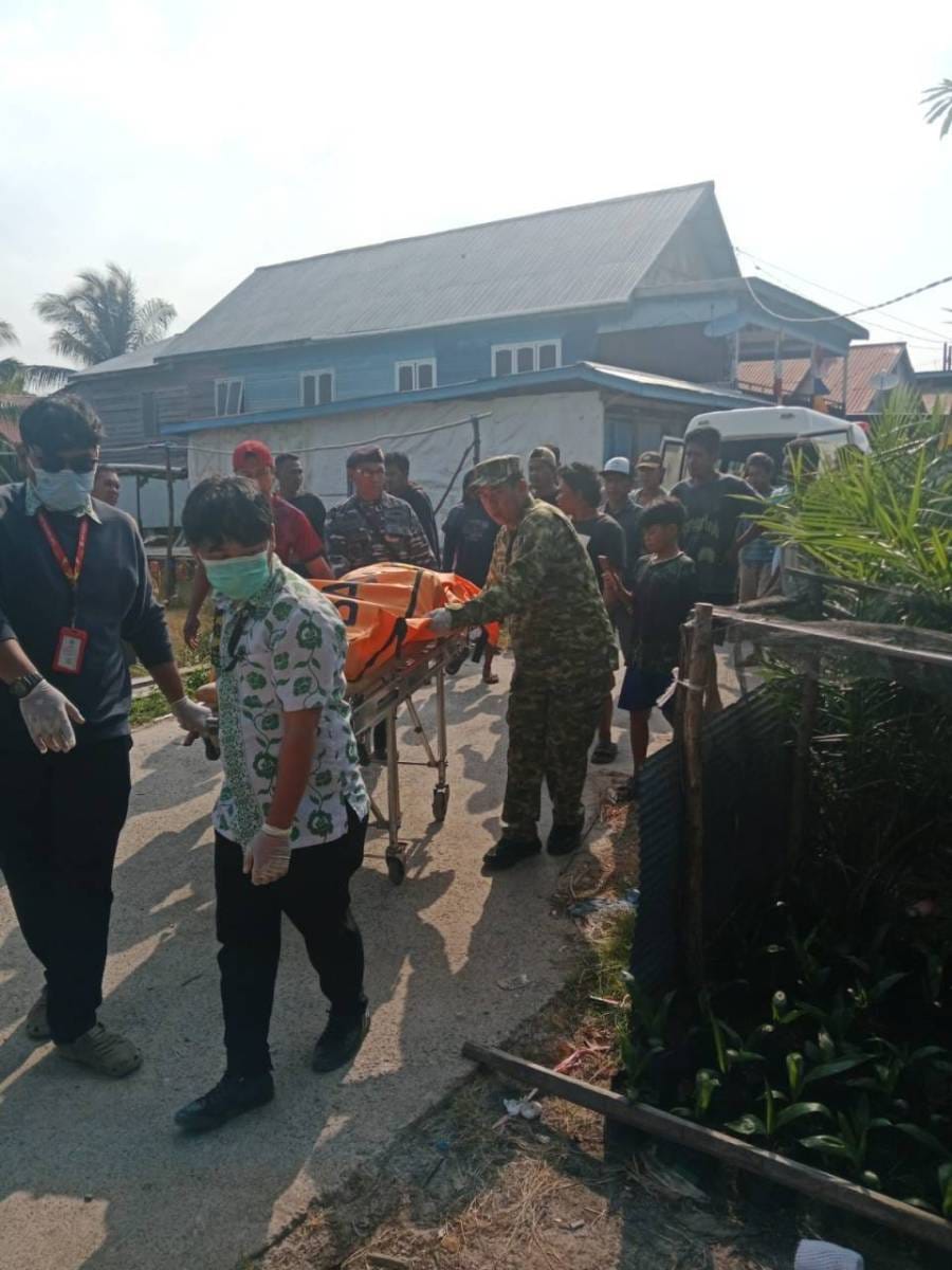 DANRAMIL 0902-03/PULAU DERAWAN BERSAMA TIM SAR BANTU EVAKUASI JENAZAH NELAYAN DI PERAIRAN KAMPUNG TANJUNG BATU