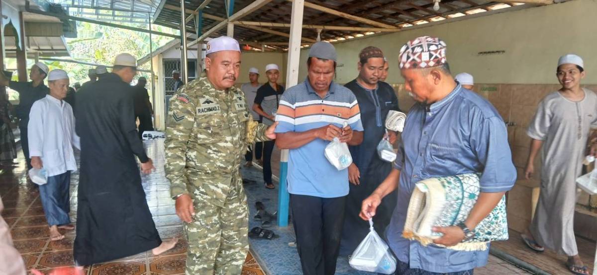 Jumat Berkah, Kodim 1002 Berbagi dengan Jamaah Masjid Al Mubarok