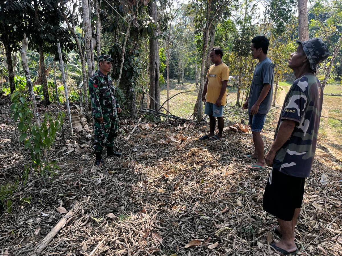 Karhutla Jadi Perhatian, Babinsa Koramil Muara Uya Ingatkan Warga Jangan Bakar Lahan Sembarangan