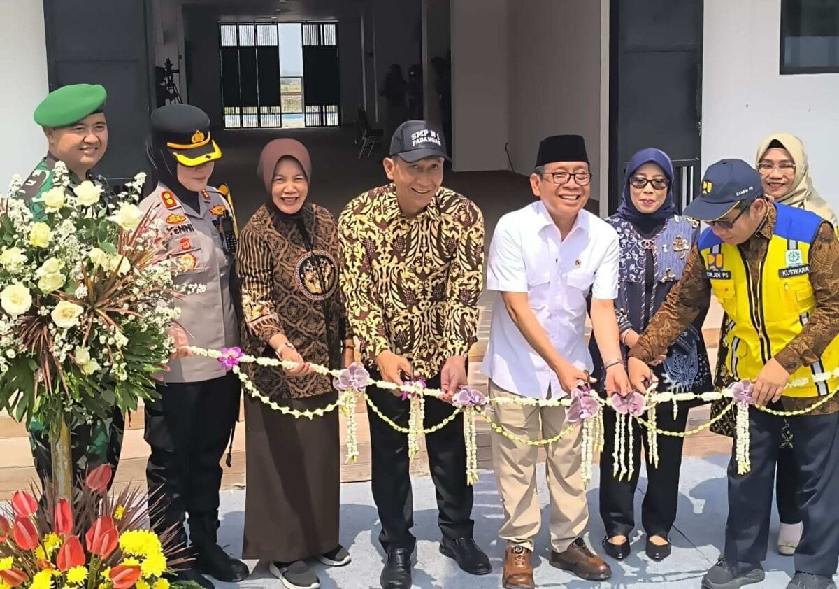 Dandim Bojonegoro Dampingi Menko PMK Hadiri Harlah dan Peresmian Gedung Baru SMPN 1 Padangan