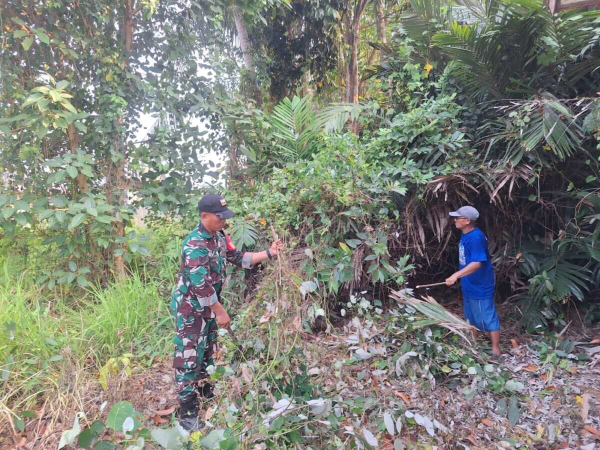 Jaga Lingkungan Tetap Bersih, Babinsa dan Warga Banua Binjai Bergotong Royong