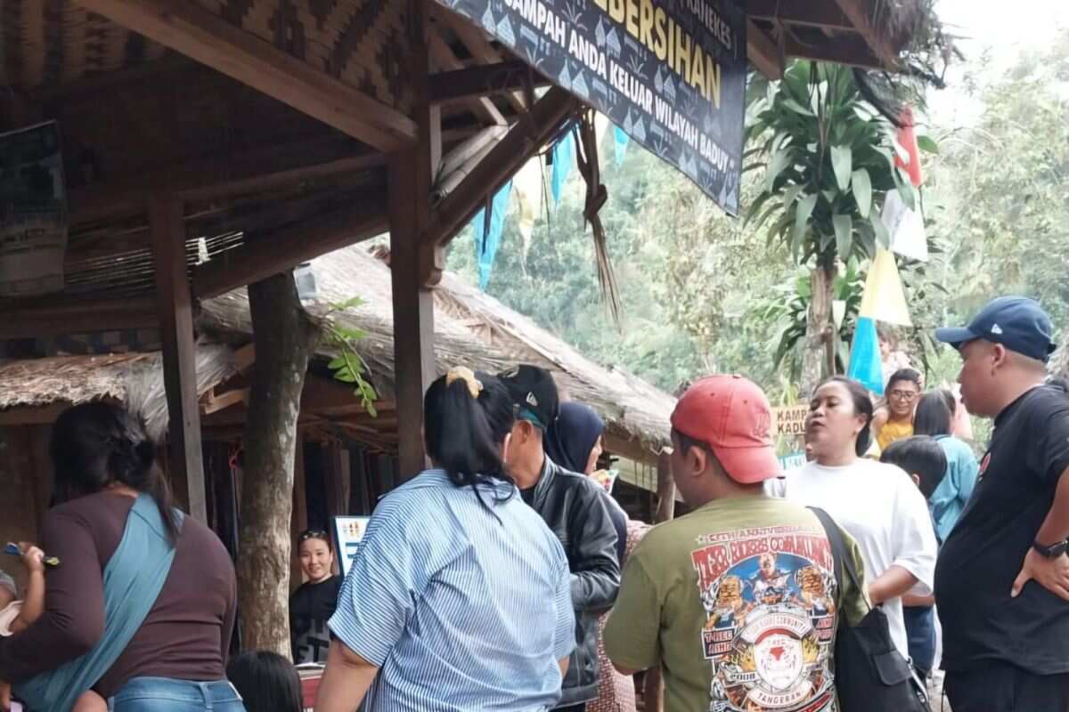 Kunjungan Wisatawan ke Permukiman Badui untuk Berburu Durian Kunjungan Wisatawan ke Permukiman Badui untuk Berburu Durian