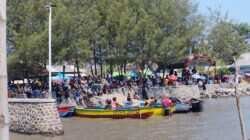 Koramil Sumberasih Kawal dan Amankan Gelaran Tradisi Petik Laut Desa Gili Ketapang