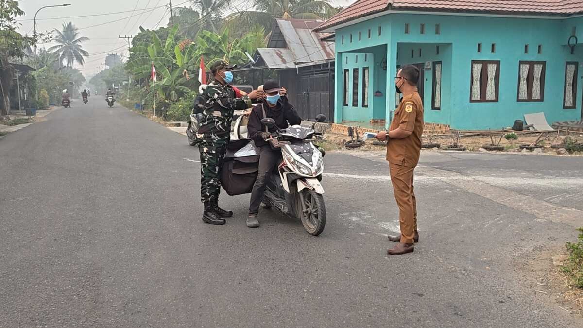 Jaga Kesehatan Masyarakat, Koramil Pandawan Bagikan Masker Jaga Kesehatan Masyarakat, Koramil Pandawan Bagikan Masker