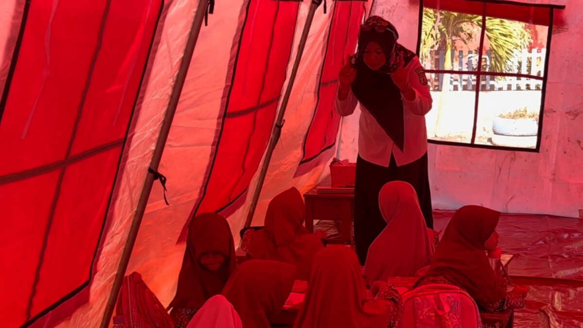 Kegiatan Belajar Mengajar Siswa SDN 11 Palu di Tenda Darurat