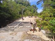 Rehab Jembatan Capai 75 Persen, Satgas TMMD Ke-129 Kodim 1807/Sorong Selatan Perkuat Akses dan Mobilitas Warga