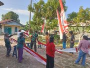 Semangat Gotong Royong Sambut HUT ke-81 RI, Babinsa Koramil 0908-01/Loktuan Bersama Warga Pasang Bendera dan Umbul-Umbul